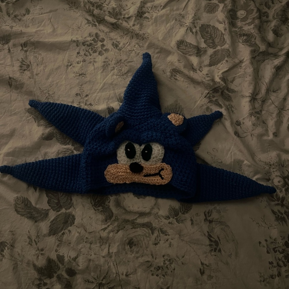 Handmade crotchet Sonic hat